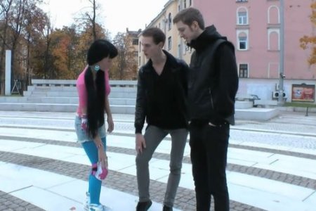 Длинноволосую красивую брюнетку на роликах ебут два парня