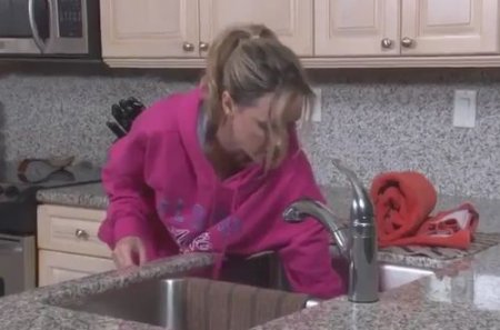 Воспользовался случаем пока рука милфы застряла в раковине