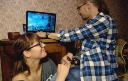 Девушка делает домашний минет пока парень играет в Доту за компом