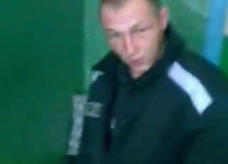 Зеки опускают петуха на зоне и заставляют его давать в жопу