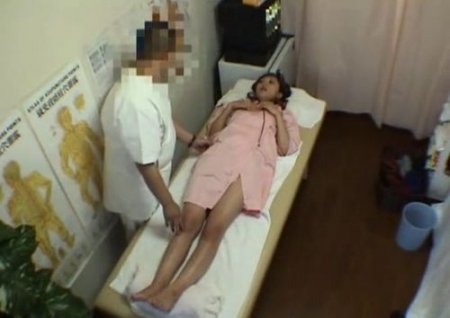 Массажист лапает азиатку и лезет девушке в трусы на массаже