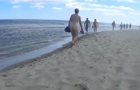 Голые нудисты - прогулка по нудистскому пляжу на черном море