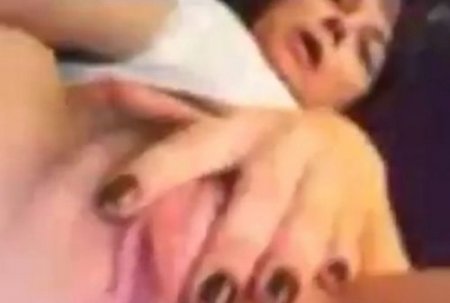 Небритая пизда Наташи Королёвой засветилась на украденном видео