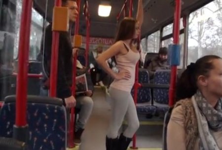 Безумный трах с незнакомцем на людях в общественном транспорте