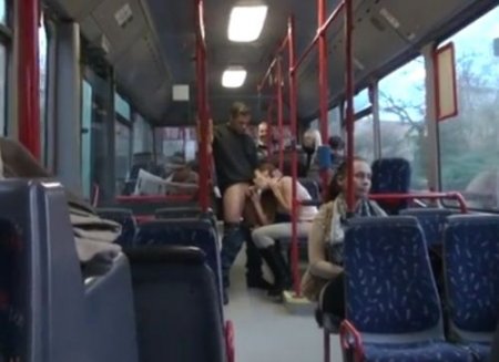 Безумный трах с незнакомцем на людях в общественном транспорте