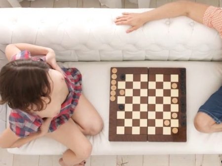 Игра шашки на раздевание внезапно сменилась занятием любовью