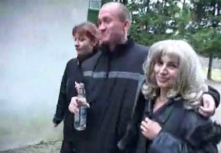 Пьяная компашка русских мужиков сняла на мобильник еблю со шлюхами