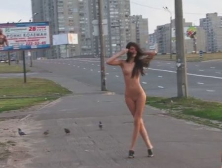 Голое дефиле длинноногой обнаженной девушки на улице в городе Голое дефиле длинноногой обнаженной девушки на улице в городе