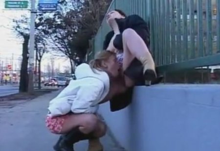 Развратные писающие девушки (женский писсинг в публичных местах)