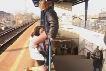 Развратные писающие девушки (женский писсинг в публичных местах)