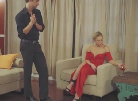 Кавалер лижет киску девушке в красном вечернем платье с разрезом