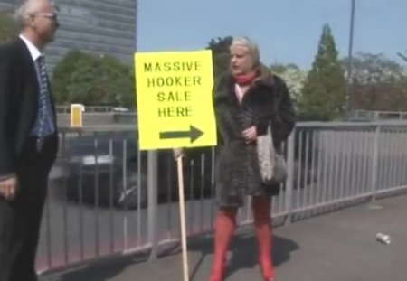 Мужчина на улице снял за деньги зрелую мамку-сутенёршу в шубе