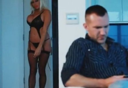 Модель в нижнем белье позволила мужчине оторваться по полной