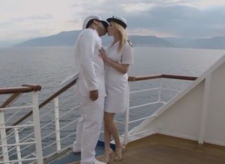 Капитан на палубе корабля суёт член в попу шикарной блондинке