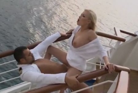 Капитан на палубе корабля суёт член в попу шикарной блондинке