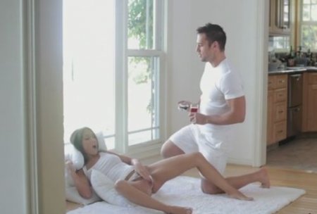 Увидел как девушка в белом мастурбировала и лично удовлетворил её