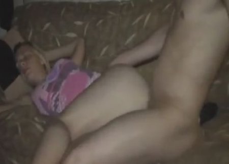 Папочка присунул со смазкой спящей без трусов на диване дочке