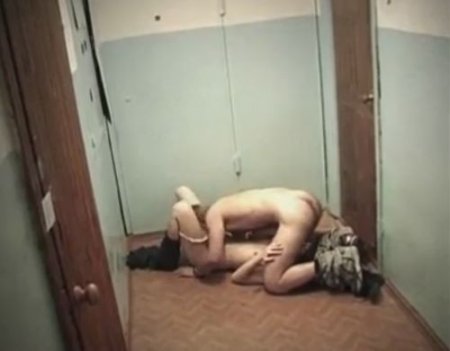 Короткий любительский секс молодых на скрытую камеру в подъезде