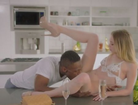 Длинный большой член негра нашёл пристанище в пизде белой худышки