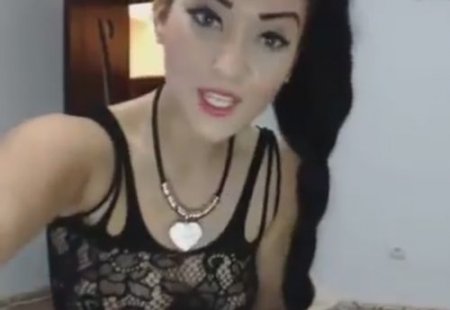 Зажигательный домашний танец жопастой стримерши на веб-камеру Зажигательный домашний танец жопастой стримерши на веб-камеру