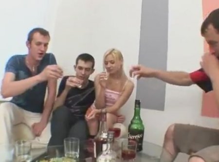 Споили молодую подругу и трахнули на троих пьяную пизду девушки