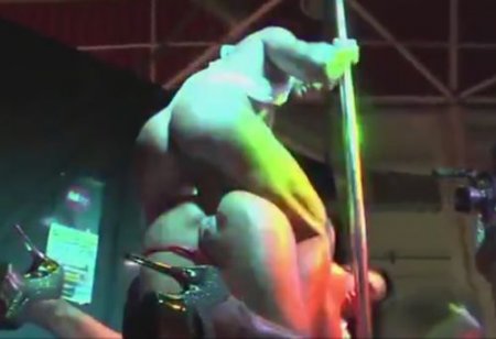 Развратное стрип выступление у шеста на сцене публичного порно шоу