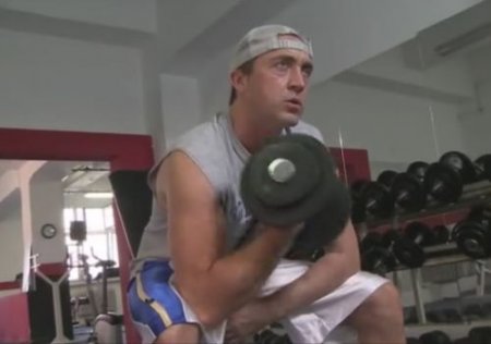 Качок выебал на тренажере в спортивном зале голую спортсменку