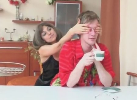 Миниатюрная тётя нанесла неожиданный секс визит племяннику