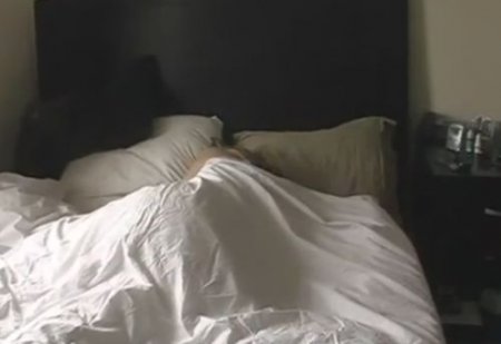 Негр по утру разбудил членом белую жену, трахнул и обкончал попку