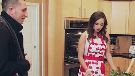 Красивая домохозяйка в фартуке изменила с другом в отсутствии мужа Красивая домохозяйка в фартуке изменила с другом в отсутствии мужа