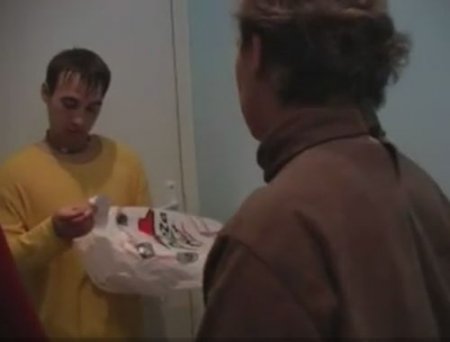 Одинокая женщина в возрасте совратила молодого доставщика пиццы