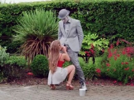 Красотка получила восторг от необычной пантомимы странного мима Красотка получила восторг от необычной пантомимы странного мима