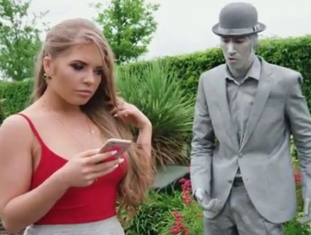 Красотка получила восторг от необычной пантомимы странного мима