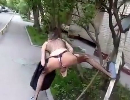 Гей актёр Алексей Панин гуляет в женской одежде и сосёт хуй