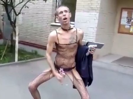 Гей актёр Алексей Панин гуляет в женской одежде и сосёт хуй