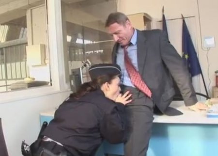Грудастая полисменша сосёт и подставляет жопу начальнику полиции