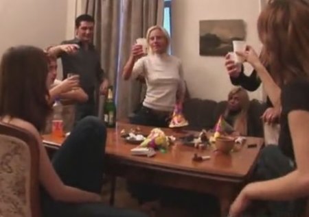 Одноклассники устроили студенческую оргию на съемной квартире