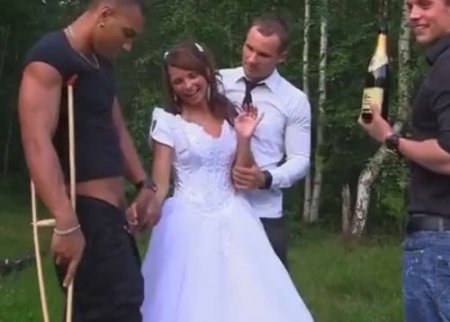 Русская шлюха Азарова после свадьбы пошла по рукам на природе