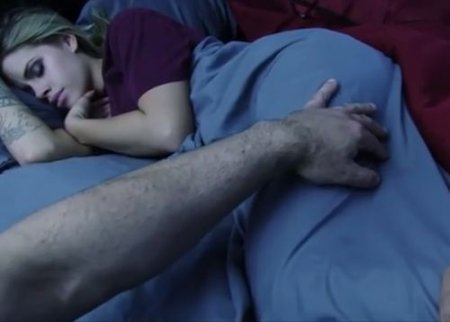 Проник к сестре и трахнул пока спящая девушка не проснулась