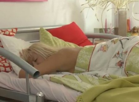 Ебалово на утренней зарядке со своей девушкой в спортивных шортах