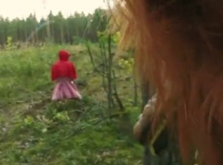 Парень в маске волка выследил и отымел в лесу красную шапочку