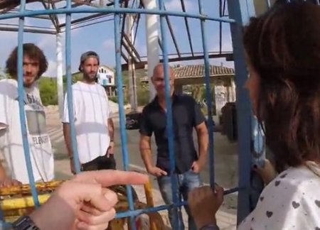 Испанка через решетку в заборе отсосала и дала в жопу незнакомцу