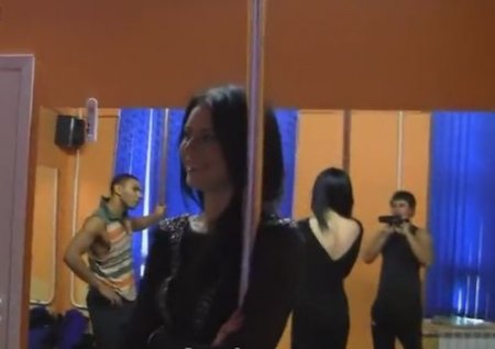 Пикаперы развели девушку на стриптиз и за деньги выебли в зале Пикаперы развели девушку на стриптиз и за деньги выебли в зале