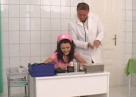 Молодая медсестра минетчица на работе отсосала член главврачу