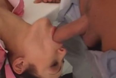 Молодая медсестра минетчица на работе отсосала член главврачу