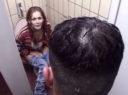 Девка попросилась в мужской туалет и за вход расплатилась натурой