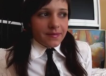 Русская скромница согласилась на домашний анал в школьной форме