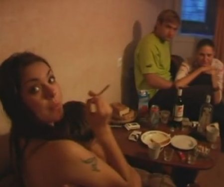 Типичная русская домашка с тусовкой и сексом студентов на хате