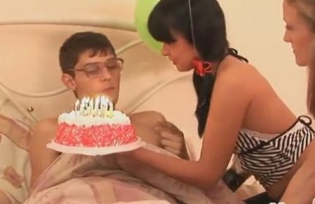 Дрочер получил групповой секс в подарок на День Рождения от подруг