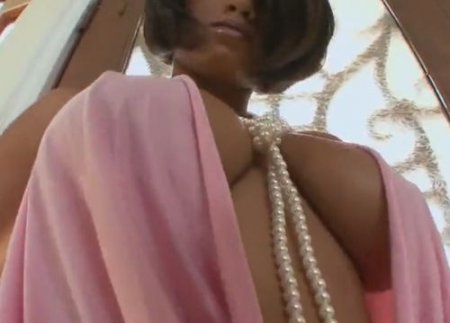 Мулатка с большой грудью завелась на седле вибромашины и дала парню